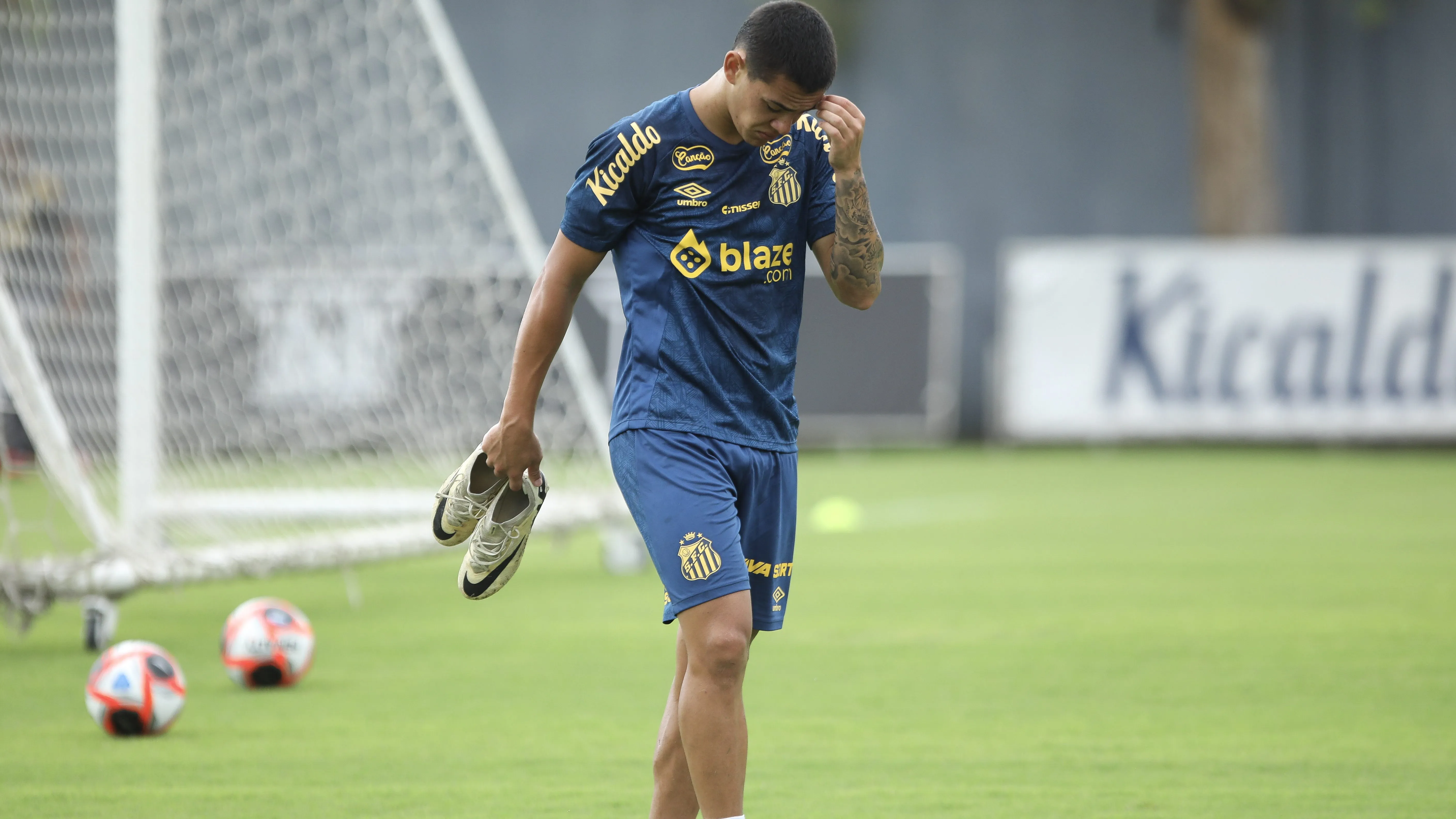 SP – SANTOS – 05/01/2025 – SANTOS, TREINO –  JP Chermont jogador do Santos durante treino no Centro de Treinamento CT Rei Pele, neste domingo (05). Foto: Reinaldo Campos/AGIF