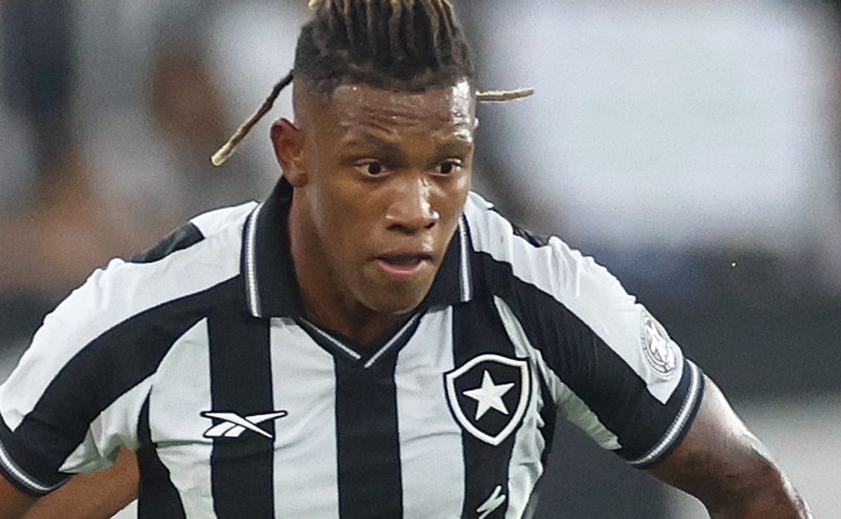 John Textor faz jogo duro nos bastidores e Botafogo não teme perder Danilo para o Palmeiras