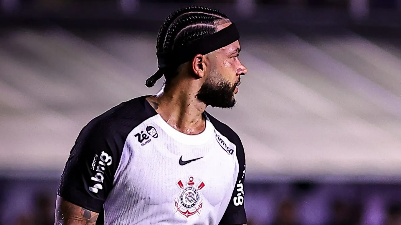 Memphis Depay estreou na temporada diante do Bahia - Foto: Fabio Giannelli/AGIF.