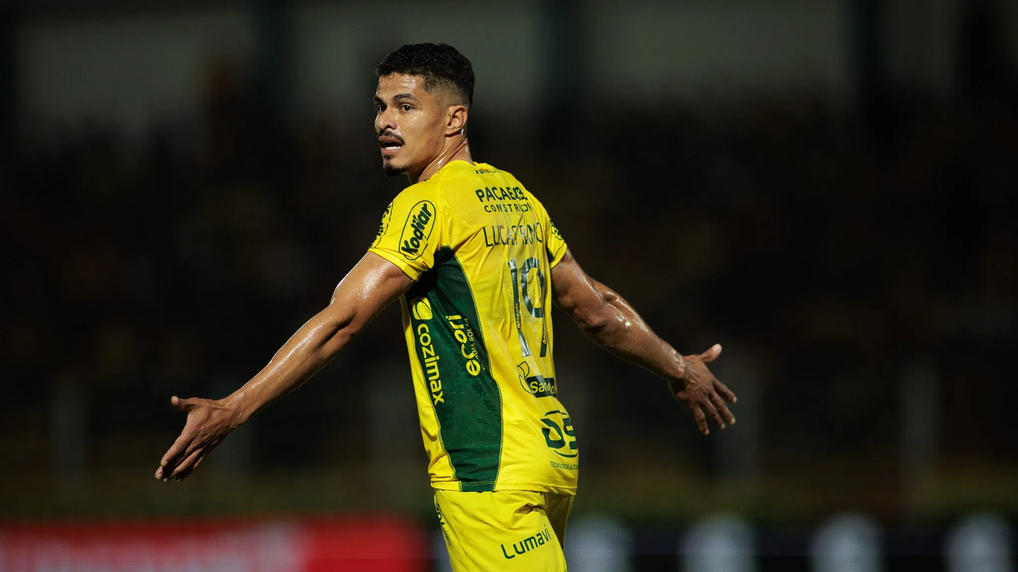 SP – MIRASSOL – 01/10/2025 – BRASILEIRO A 2025, MIRASSOL X BRAGANTINO – Lucas Ramon jogador do Mirassol reclama com a arbitragem durante partida contra o Bragantino no estadio Jose Maria de Campos Maia pelo campeonato Brasileiro A 2025. Foto: Vinicius Silva/AGIF