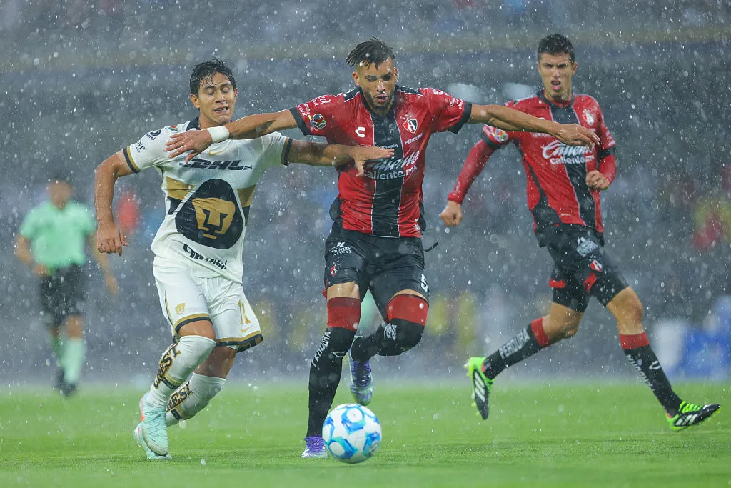 Matheus Doria em ação pelo Atlas – (Photo by Agustin Cuevas/Getty Images)