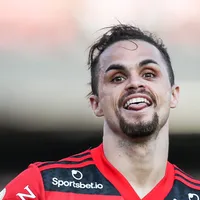 Flamengo aceita oferta por Michael e aguarda resposta do atacante