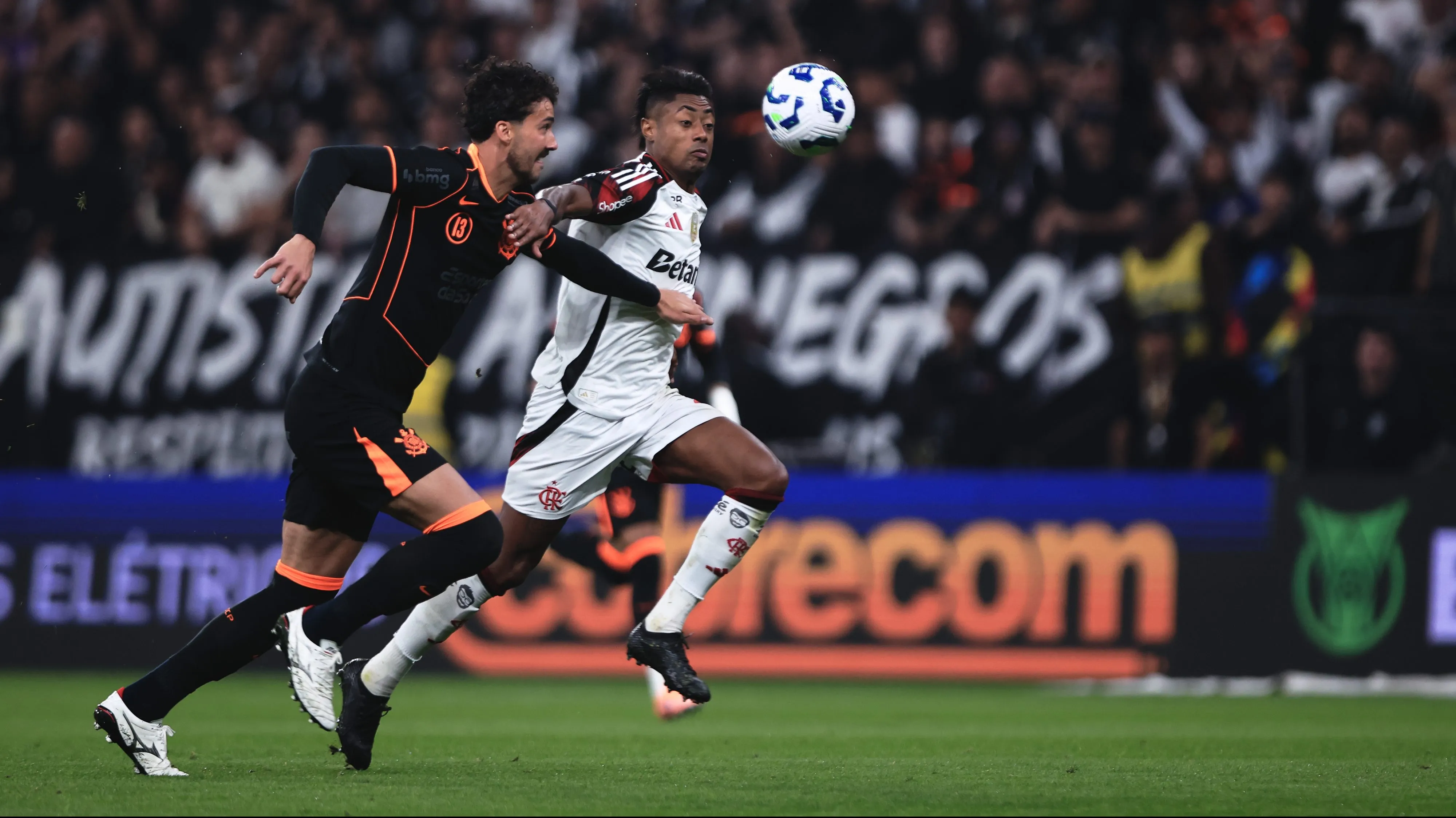 Flamengo e Corinthians disputam a Glória no Est´dio Mané Garrincha – Foto: Ettore Chiereguini/AGIF