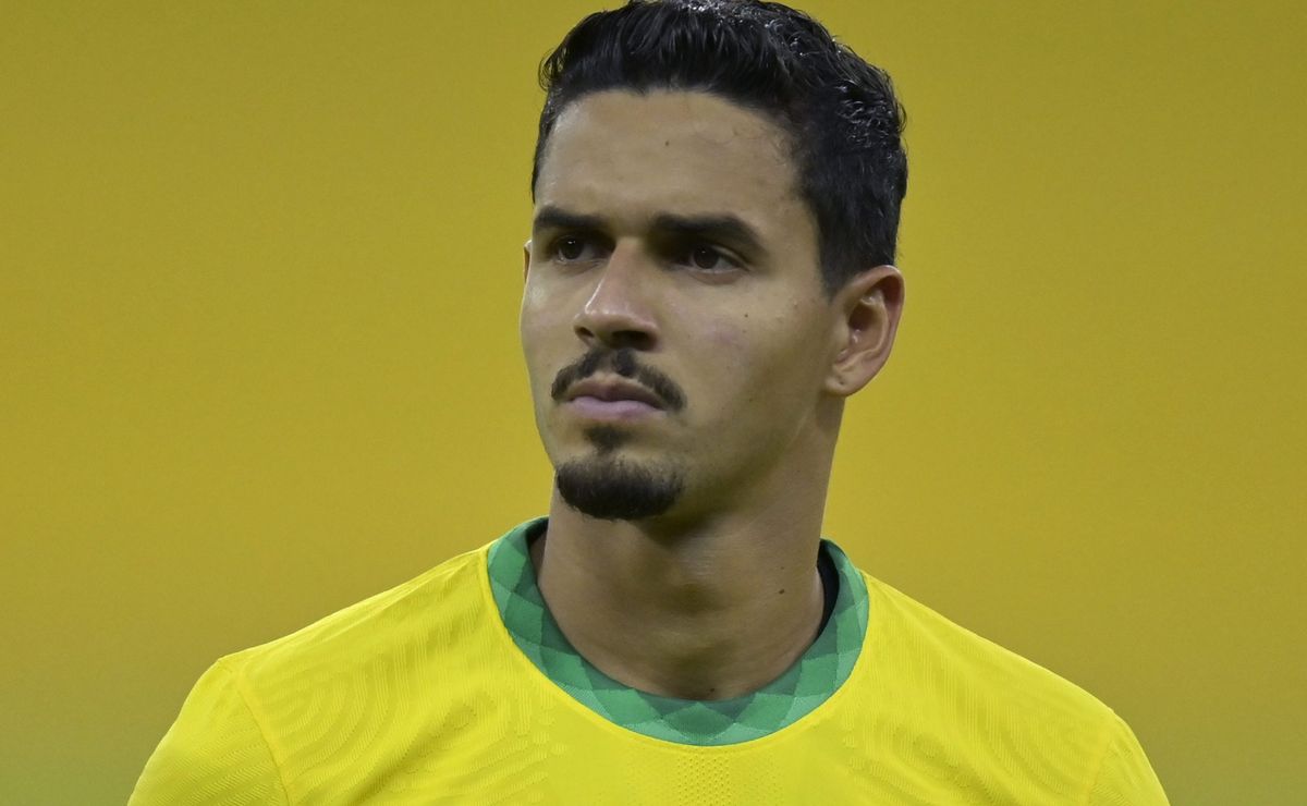 Corinthians e Atlético-MG entram na disputa por Lucas Veríssimo, alvo do Santos no mercado