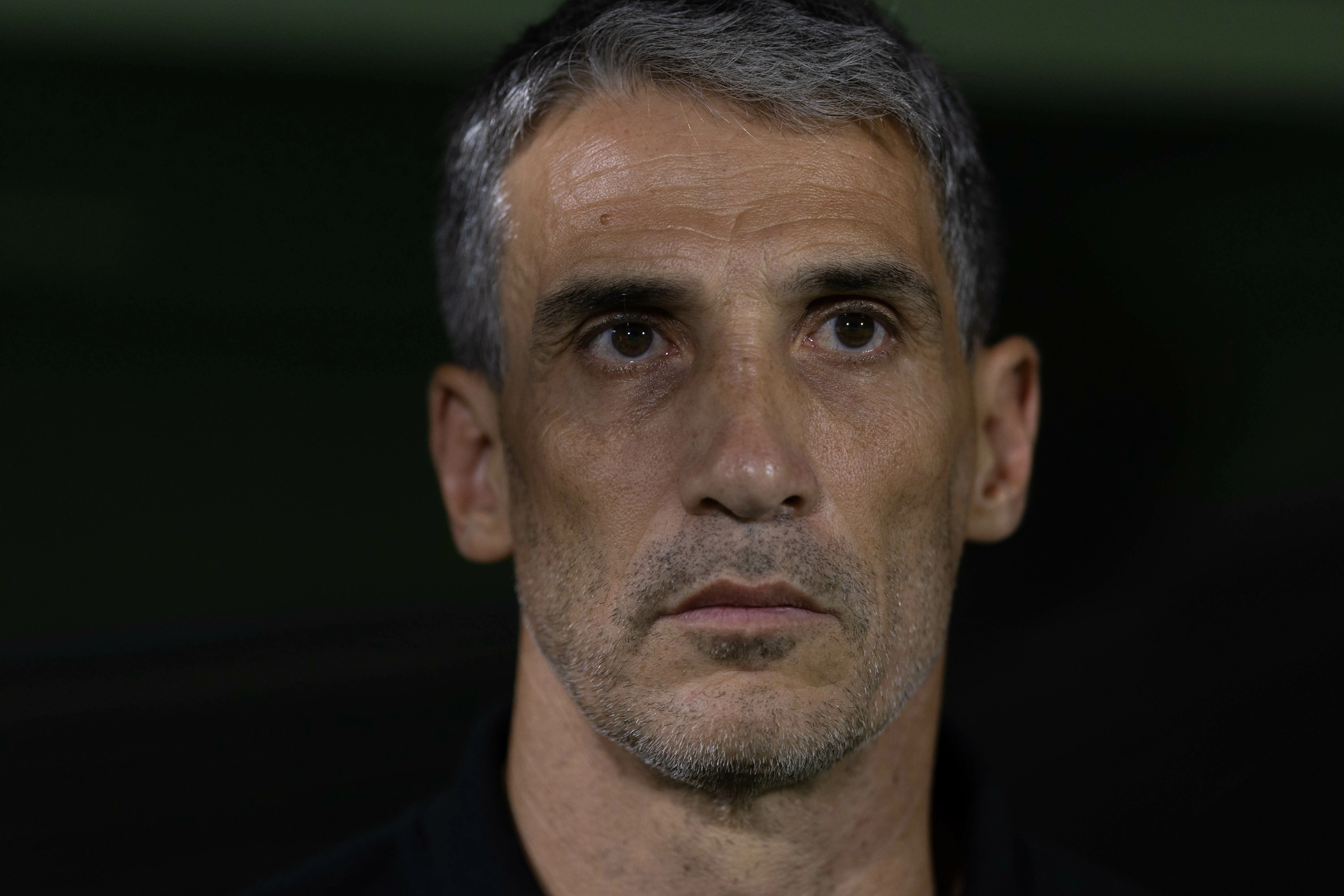 Apesar de goleada na estreia, Vojvoda conta com respaldo da diretoria para manter cargo no Santos – Foto: Liamara Polli/AGIF