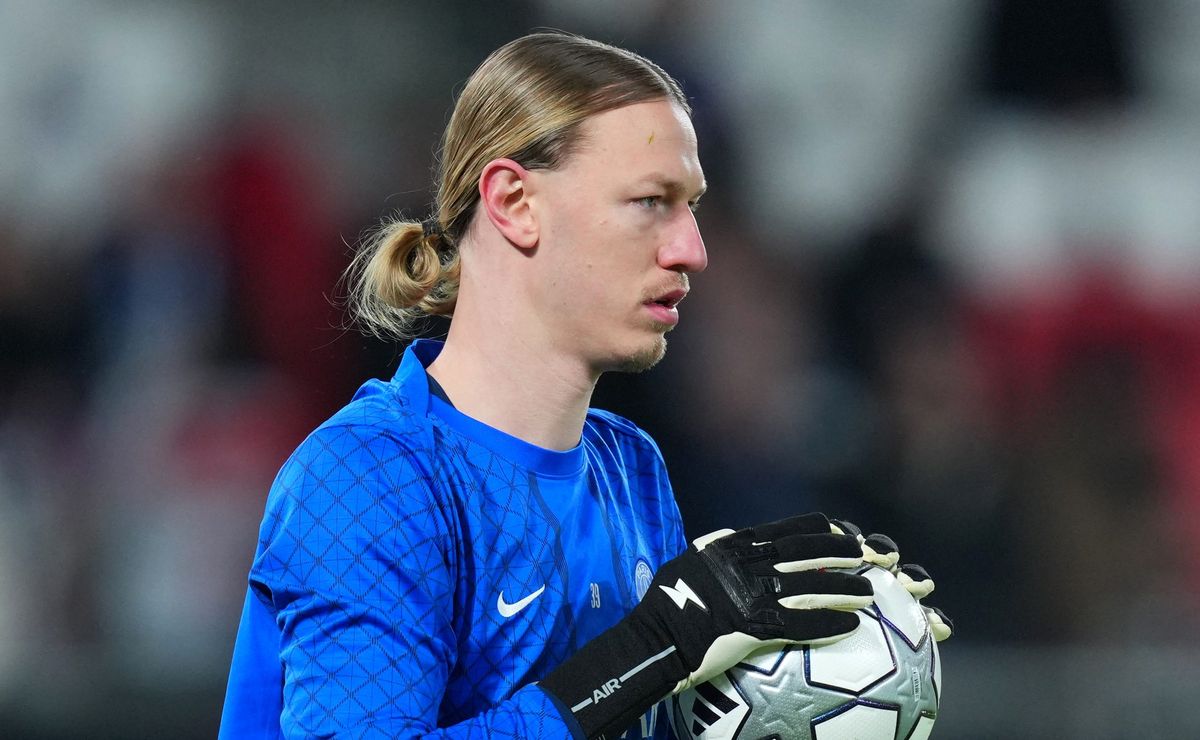 Safonov, goleiro que defendeu 4 pênaltis do Flamengo, comenta sobre carinho dos brasileiros: “Obrigado mesmo”