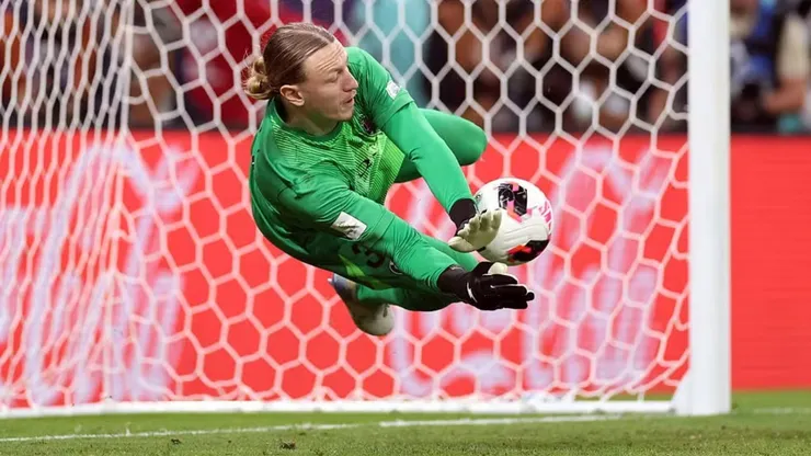 Safonov, goleiro do PSG, defende pênalti contra o Flamengo — Foto: Jan Kruger - FIFA/FIFA via Getty Images