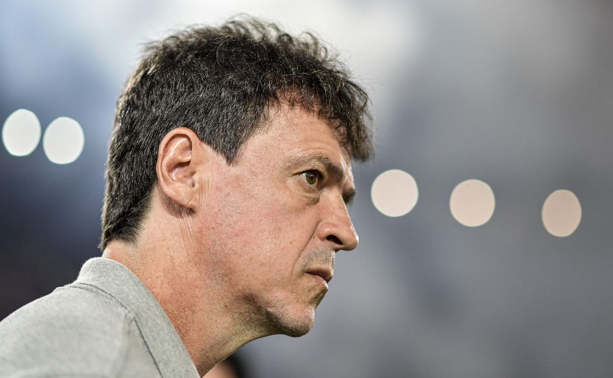 Diniz ‘explode’ em parada técnica e cobra com chuva de palavrões no Vasco mesmo com 1 a 0 no placar