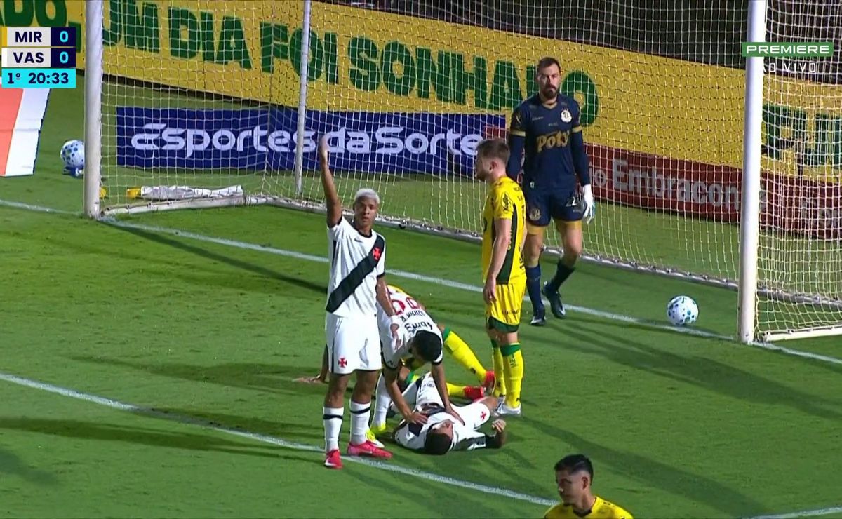 Coutinho marca para o Vasco e assusta após choque de cabeça com zagueiro do Mirassol