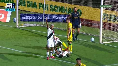 Coutinho assusta com choque de cabeça após gol do Vasco da Gama.