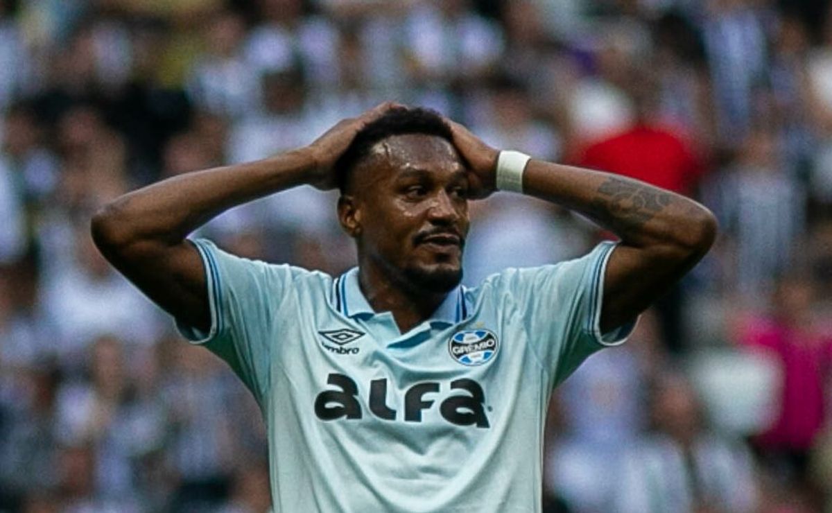 Luís Castro toma decisão sobre Edenílson e conversa com o meio-campista para passar confiança