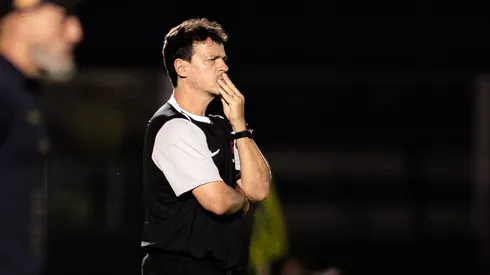 Fernando Diniz mostrou descontrole logo no início de jogo em Mirassol e tática de sair 'jogando bonito' chamou rival para sua área