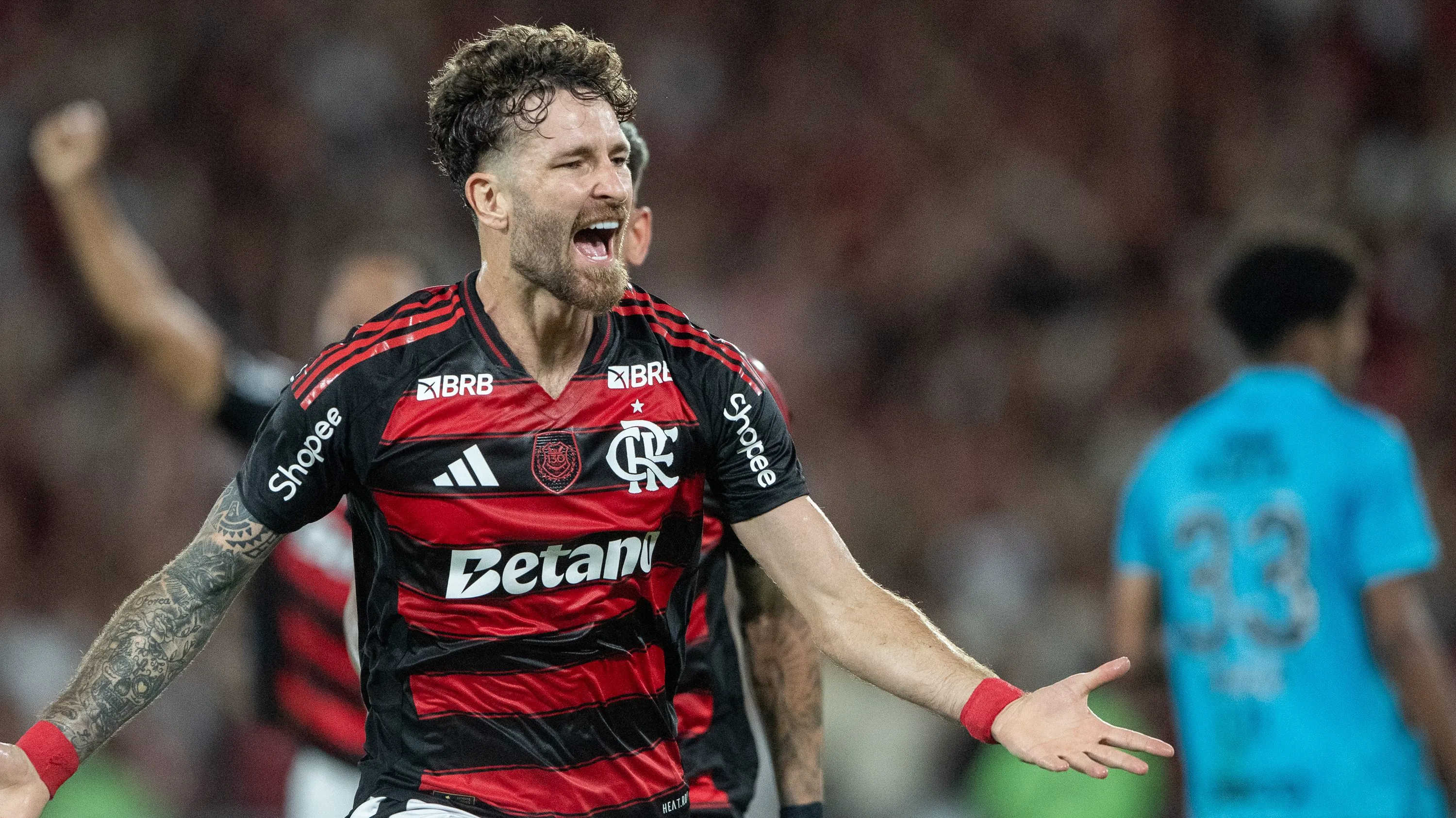 RJ – RIO DE JANEIRO – 09/11/2025 – BRASILEIRO A 2025, FLAMENGO X SANTOS – Leo Pereira jogador do Flamengo comemora seu gol durante partida contra o Santos no estadio Maracana pelo campeonato Brasileiro A 2025. Foto: Thiago Ribeiro/AGIF
