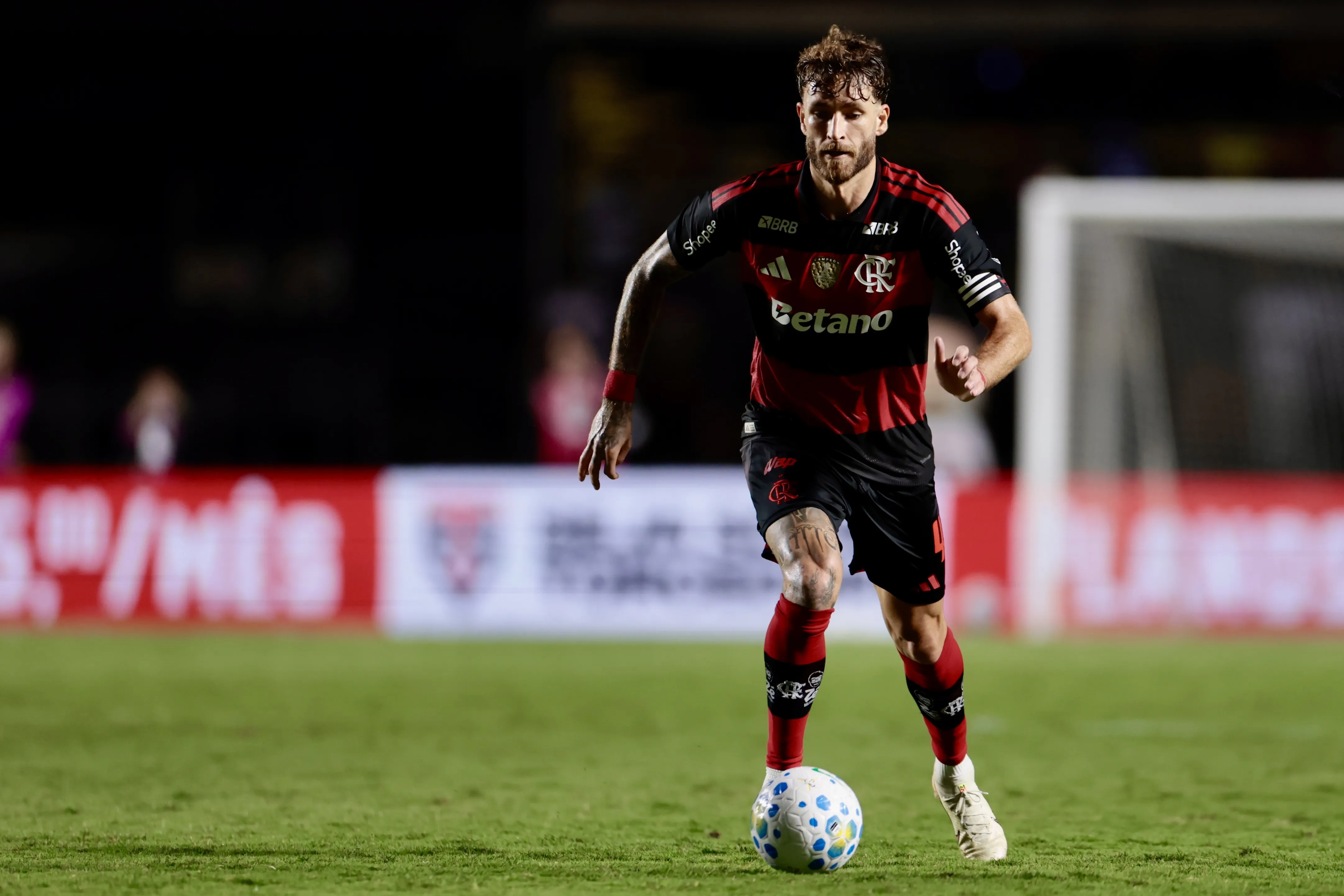 SP – SAO PAULO – 28/01/2026 – BRASILEIRO A 2026, SAO PAULO X FLAMENGO – Leo Pereira jogador do Flamengo durante partida contra o Sao Paulo no estadio Morumbi pelo campeonato Brasileiro A 2026. Foto: Marcello Zambrana/AGIF