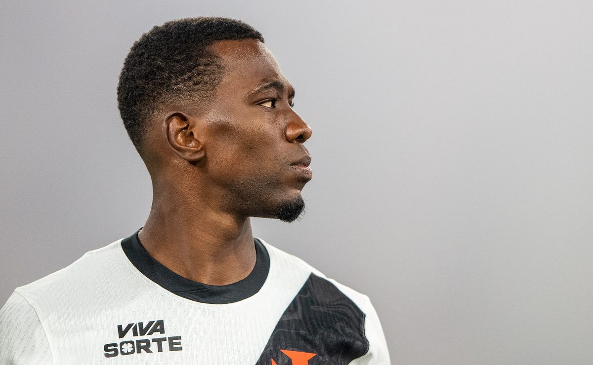 Carlos Cuesta é ‘vilão’ em derrota do Vasco contra o Mirassol após gol contra bizarro