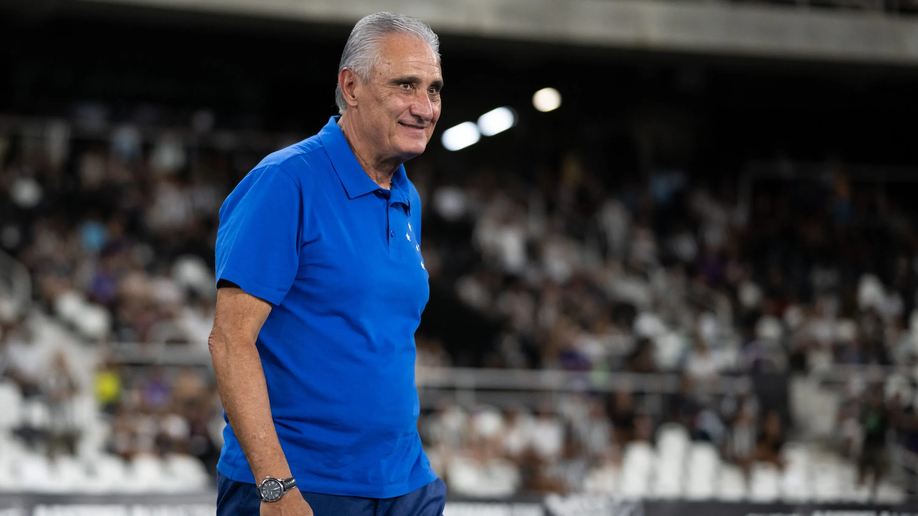 Tite, tecnico do Cruzeiro, durante partida contra o Botafogo no estadio Engenhao pelo campeonato Brasileiro A 2026. Foto: Jorge Rodrigues/AGIF