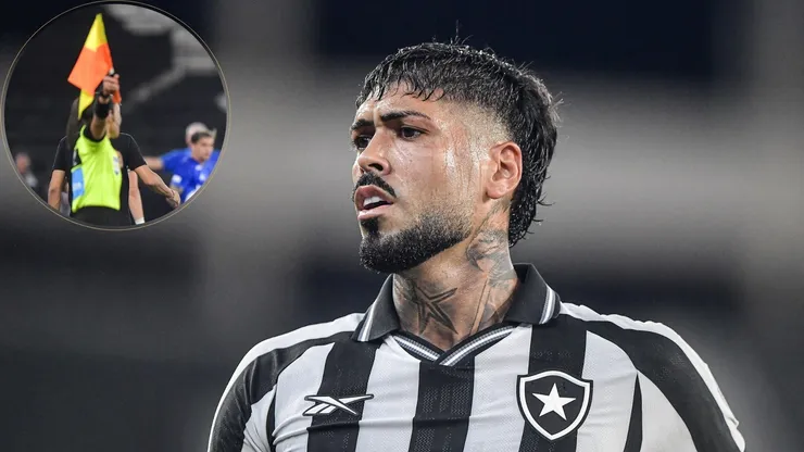 Barboza ficou inconformado com assistente em lance que quase gerou gol do Cruzeiro diante do Botafogo - Fotos: Thiago Ribeiro/AGIF