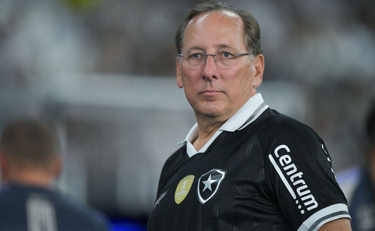 John Textor é fortemente vaiado no Nilton Santos após aparecer no telão, e torcida está ‘P’ da vida