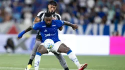 Barboza, jogador do Botafogo, disputa lance com Gerson, jogador do Cruzeiro durante partida no estadio Engenhao pelo campeonato Brasileiro A 2026. Foto: Jorge Rodrigues/AGIF