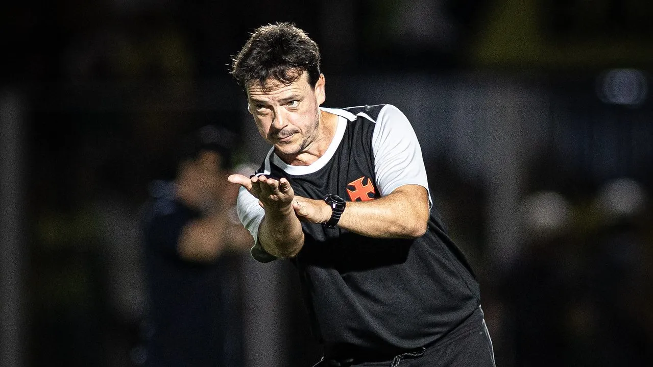 Fernando Diniz em ação no duelo contra o Mirassol – Fotos: Matheus Lima/Vasco.