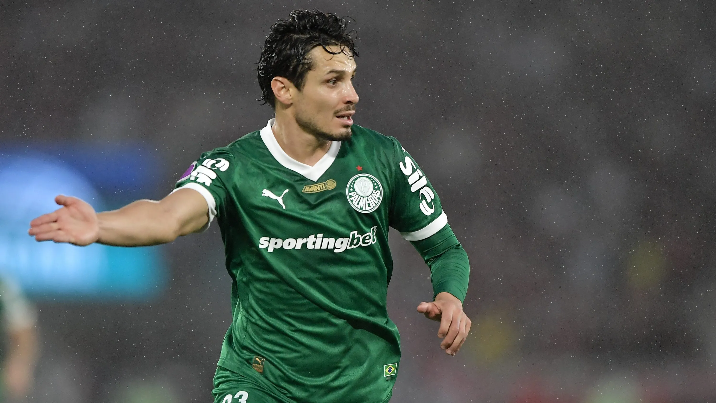 RJ – RIO DE JANEIRO – 19/10/2025 – BRASILEIRO A 2025, FLAMENGO X PALMEIRAS – Raphael Veiga jogador do Palmeiras durante partida contra o Flamengo no estadio Maracana pelo campeonato Brasileiro A 2025. Foto: Thiago Ribeiro/AGIF