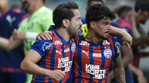 BA – SALVADOR – 02/11/2025 – BRASILEIRO A 2025, BAHIA X BRAGANTINO – Everton Ribeiro jogador do Bahia comemora gol com Cauly jogador da sua equipe durante partida contra o Bragantino no estadio Arena Fonte Nova pelo campeonato Brasileiro A 2025. Foto: Jhony Pinho/AGIF