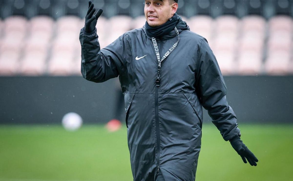 Piccinato valoriza postura do Corinthians, assume papel de azarão e exalta Fiel após vaga na final do Mundial