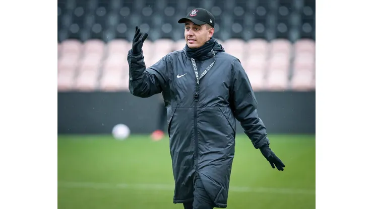 Lucas Piccinato com as Brabas em Londres. Foto: Rodrigo Gazzanel/Ag Corinthians