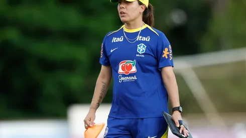 Camilla Orlando comandando a Seleção Brasileira. Foto: Rafael Ribeiro/CBF