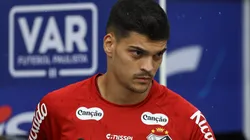 Gabriel Brazão, goleiro do Santos durante partida contra o Bragantino.