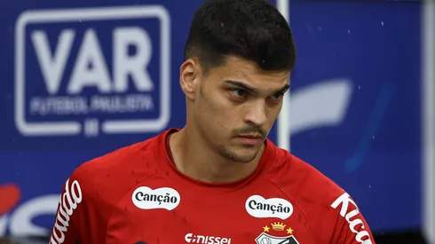 Gabriel Brazão, goleiro do Santos durante partida contra o Bragantino.
