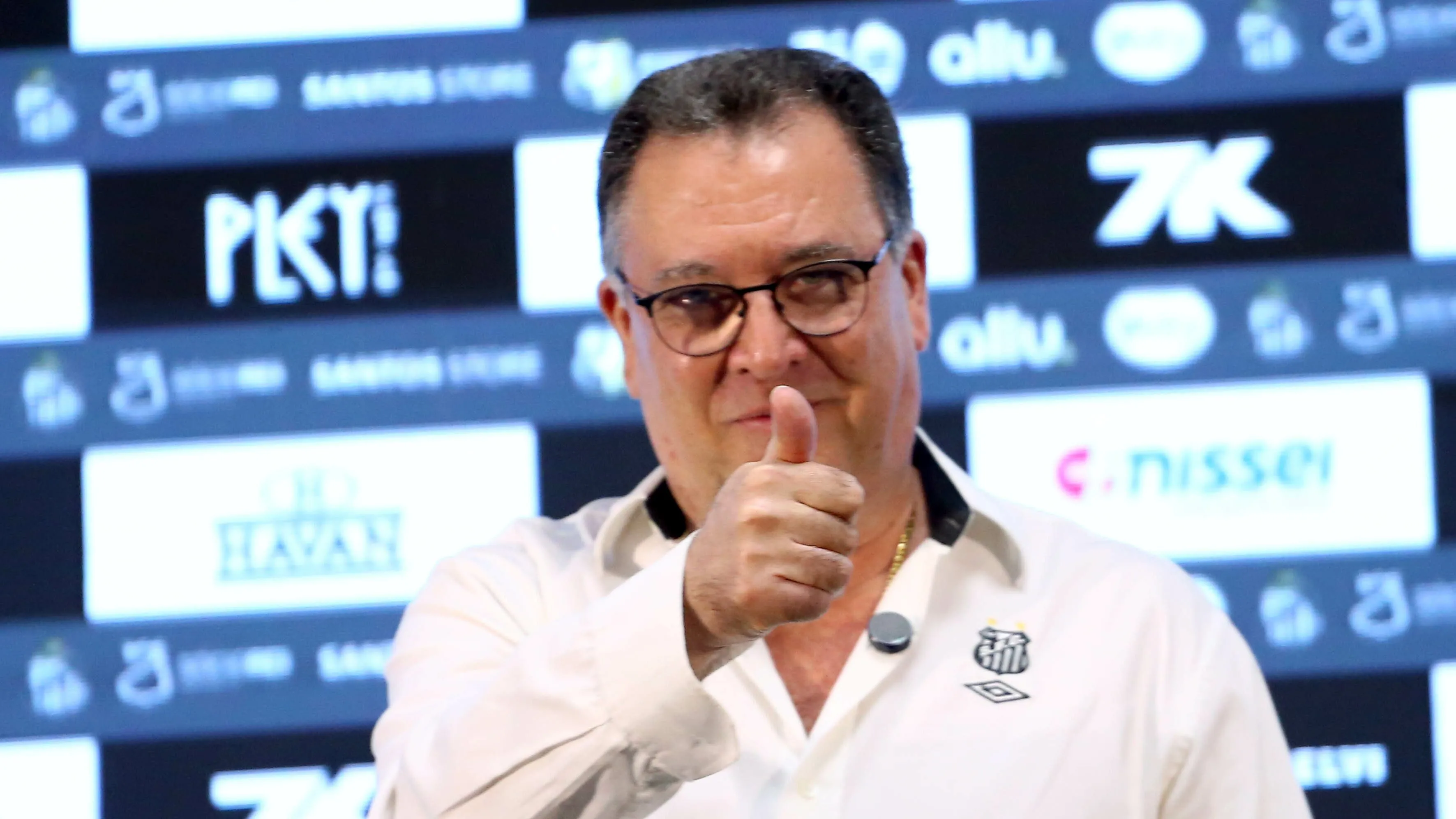 SP – SANTOS – 05/01/2026 – SANTOS, APRESENTACAO GABIGOL – O presidente Marcelo Teixeira fala aos jornalistas durante apresentacao oficial de Gabriel Barbosa (Gabigol) como jogador do Santos FC em coletiva de imprensa realizada no Vila Belmiro. Foto: Mauricio De Souza/AGIF