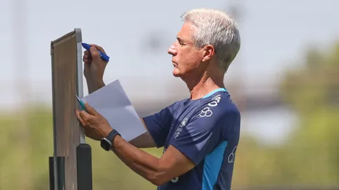 Luís Castro durante treinamento no CT do Imortal