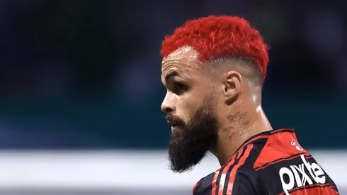 Michael em campo com a camisa do Rubro-Negro.