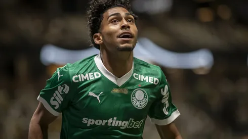 MG – BELO HORIZONTE – 03/12/2025 – BRASILEIRO A 2025, ATLETICO-MG X PALMEIRAS – Luighi jogador do Palmeiras comemora seu gol durante partida contra o Atletico-MG no estadio Arena MRV pelo campeonato Brasileiro A 2025. Foto: Fernando Moreno/AGIF