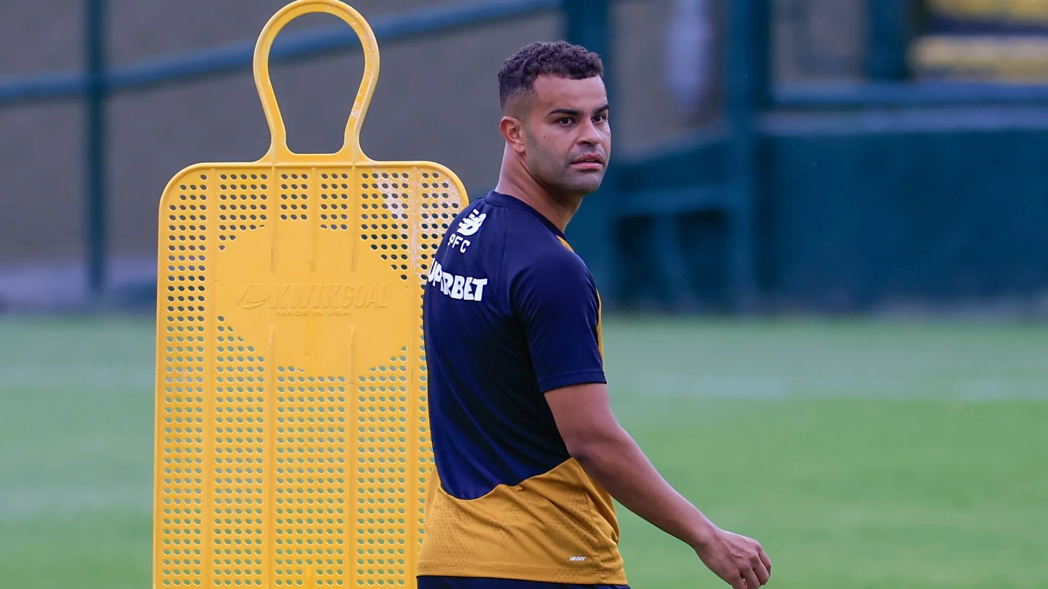 Alisson durante treino na última sexta-feira (30). Foto: Marcello Zambrana/AGIF