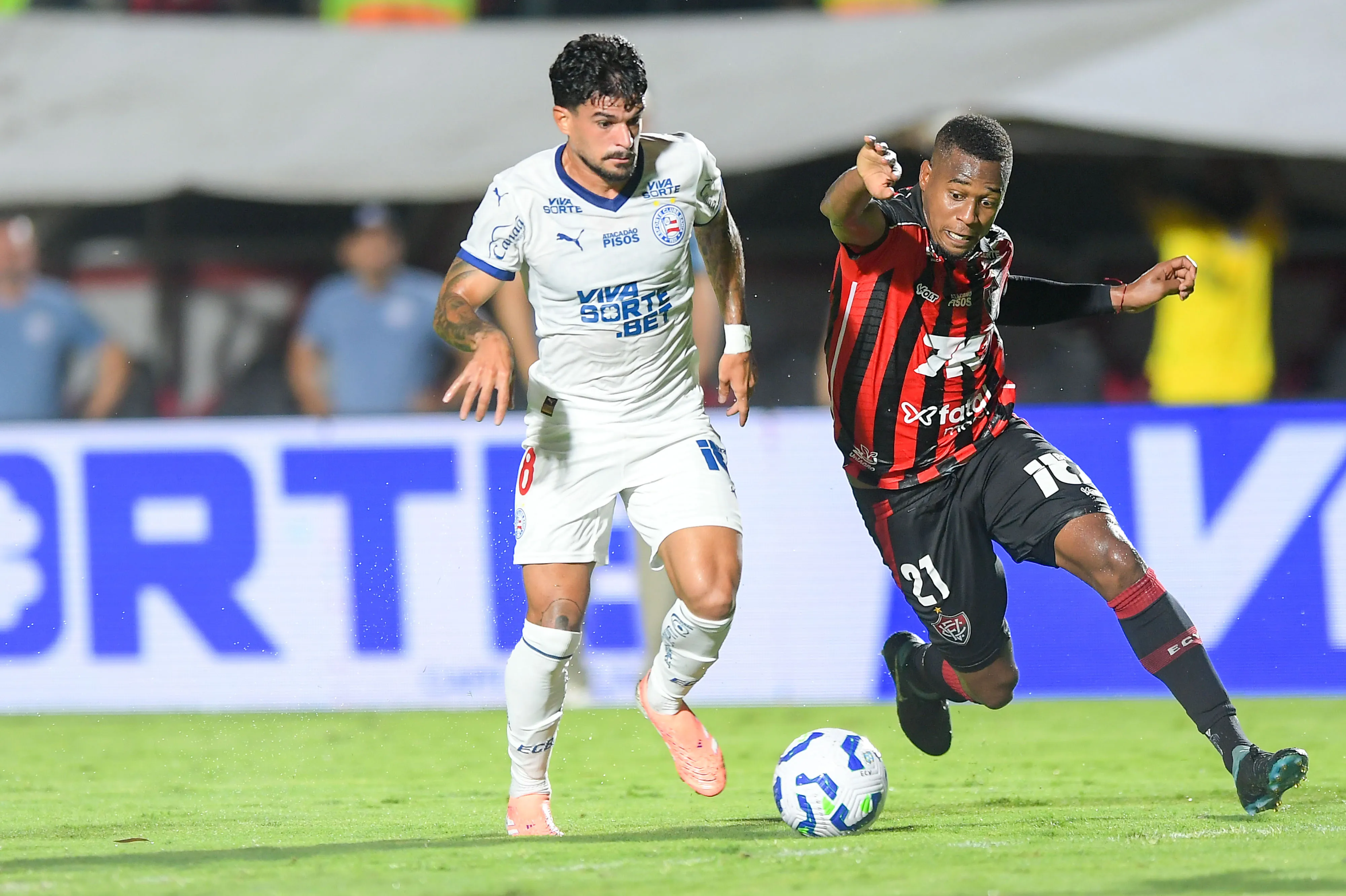 Dudu jogador do Vitoria disputa lance com Cauly jogador do Bahia durante partida no estadio Barradao pelo campeonato Brasileiro A 2025. Foto: Jhony Pinho/AGIF