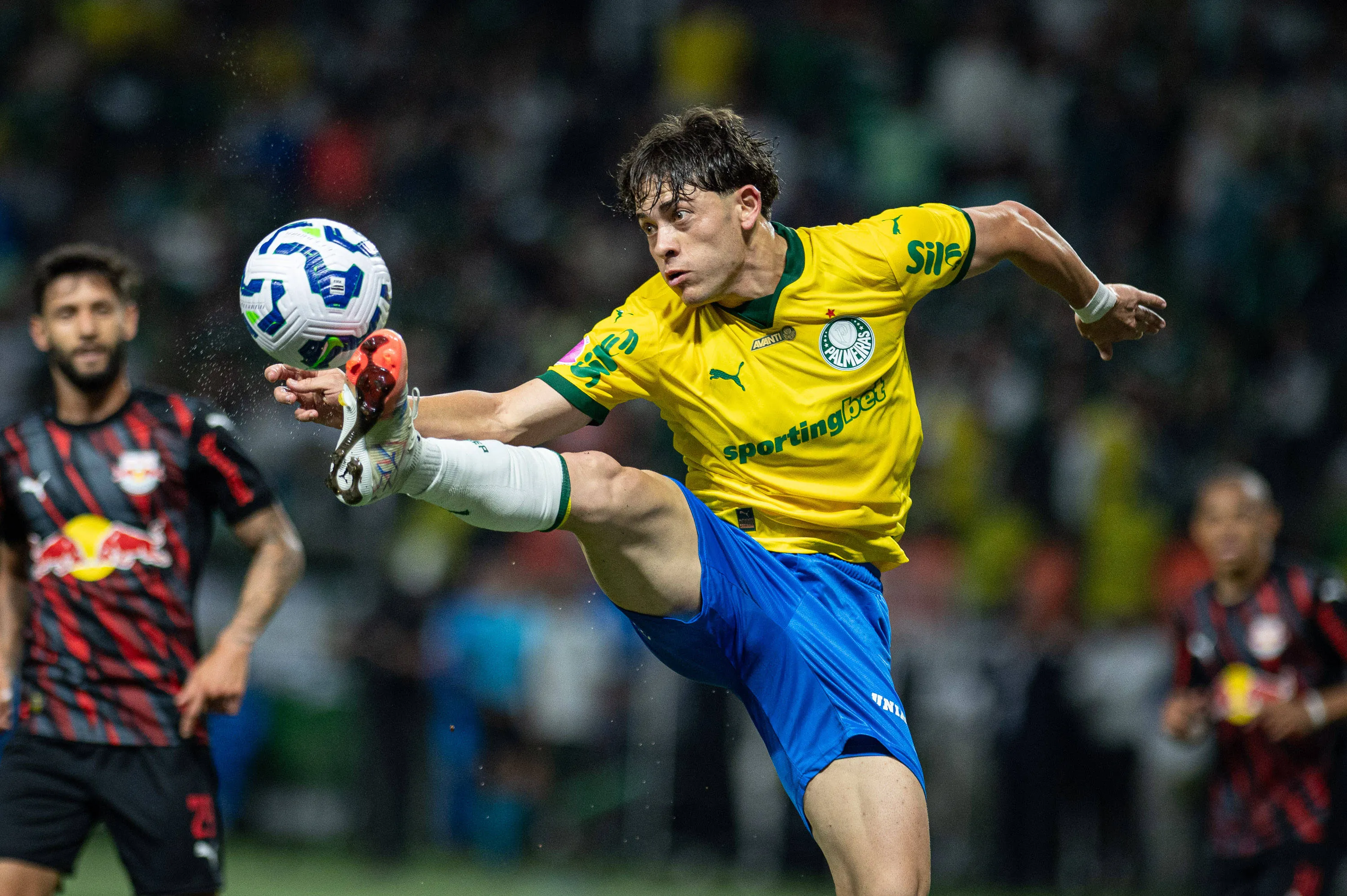 Giay é outro que pode deixar o Palmeiras – times italianos estão de olho no camisa 4 – Foto: Ronaldo Barreto/Thenews2/imago images