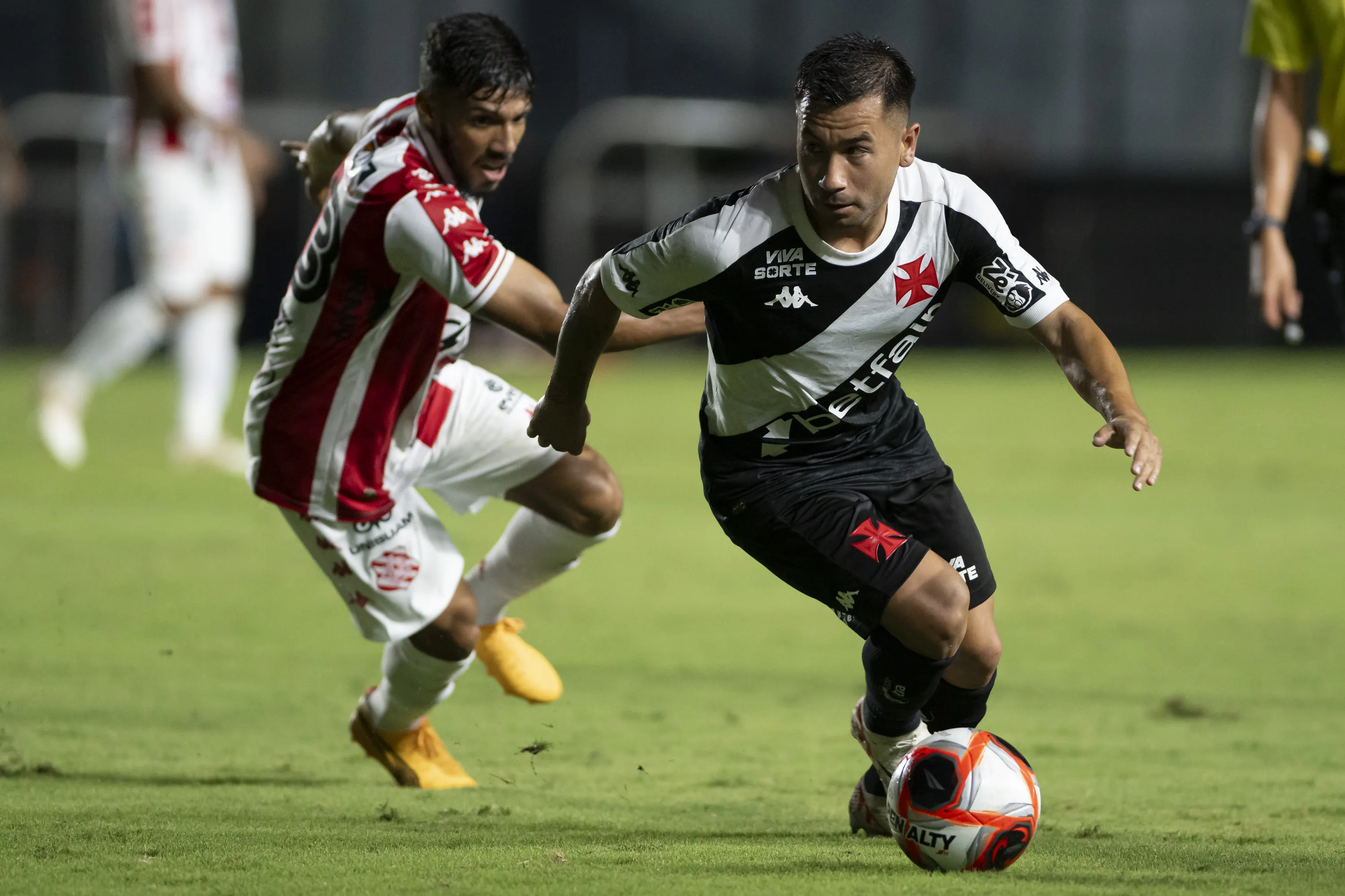Passagem de Jean David no Vasco se resumiu a apenas 15 jogos, sem gols e assistências – Foto: Jorge Rodrigues/AGIF