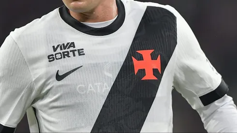 Lucas Piton jogador do Vasco durante partida contra o Flamengo no estadio Maracana pelo campeonato Carioca 2026. Foto: Thiago Ribeiro/AGIF