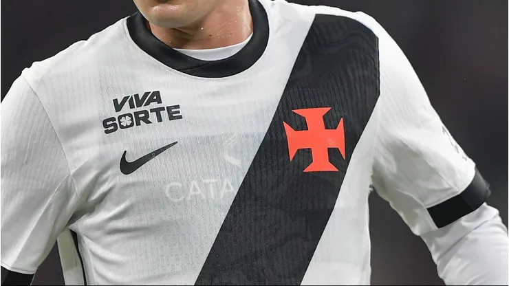 Lucas Piton jogador do Vasco durante partida contra o Flamengo no estadio Maracana pelo campeonato Carioca 2026. Foto: Thiago Ribeiro/AGIF