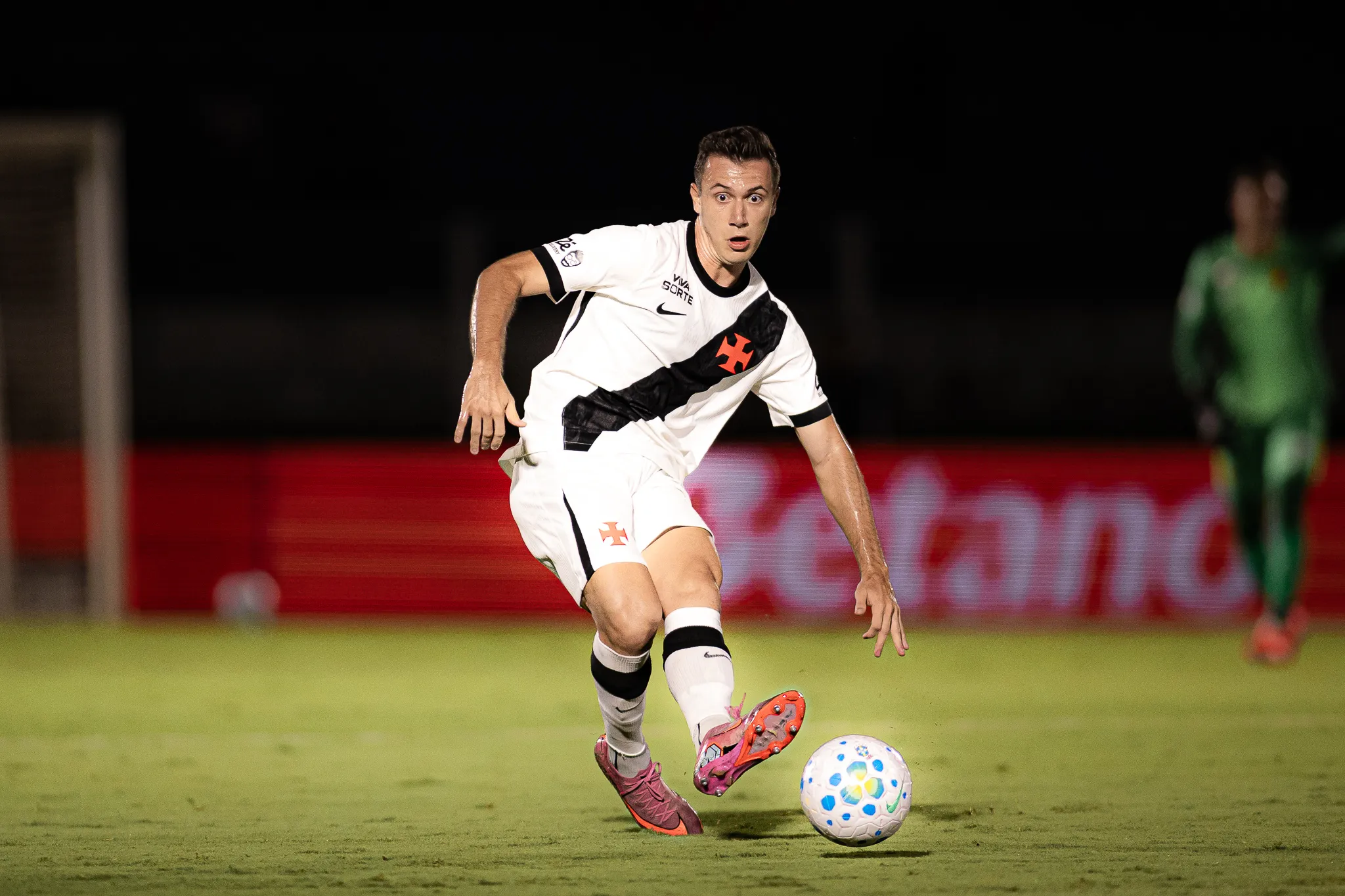 Lucas Piton jogador do Vasco durante partida contra o Mirassol no estadio Jose Maria de Campos Maia pelo campeonato Brasileiro A 2026. Foto: Vinicius Silva/AGIF