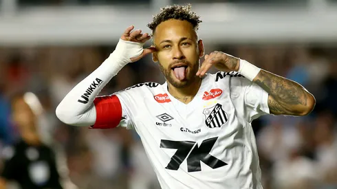 Neymar Jr. jogador do Santos, comemora seu gol durante partida contra o Mirassol no estadio Vila Belmiro pelo campeonato Brasileiro A 2025. Foto: Mauricio De Souza/AGIF