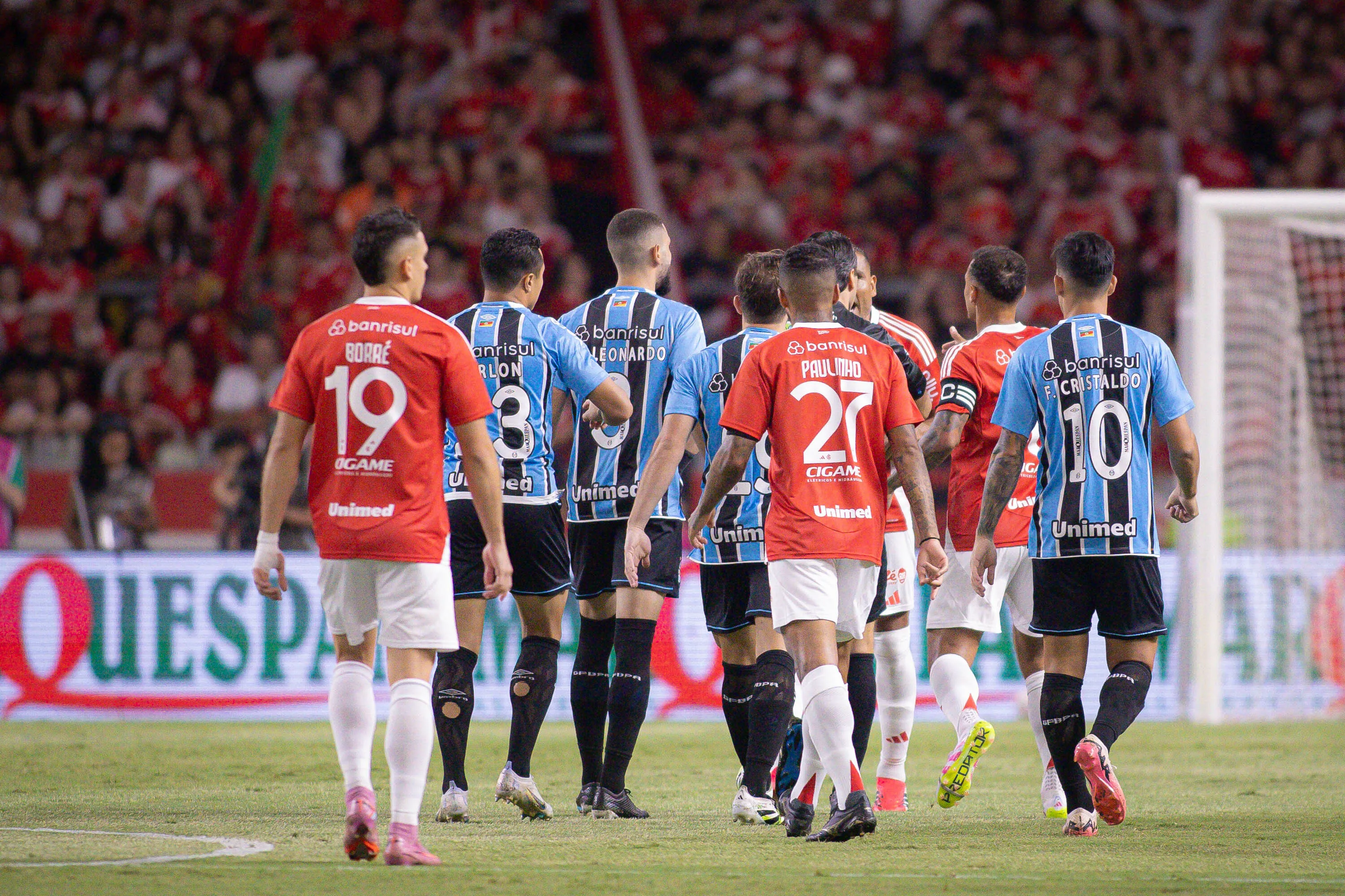 Tumulto entre jogadores do Internacional e jogadores do Gremio durante partida no estadio Beira-Rio pelo campeonato Gaucho 2026. Foto: Maxi Franzoi/AGIF