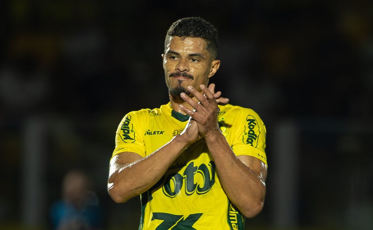 São Paulo vence concorrência do Corinthians e acerta chegada de Lucas Ramon ainda nesta Janela