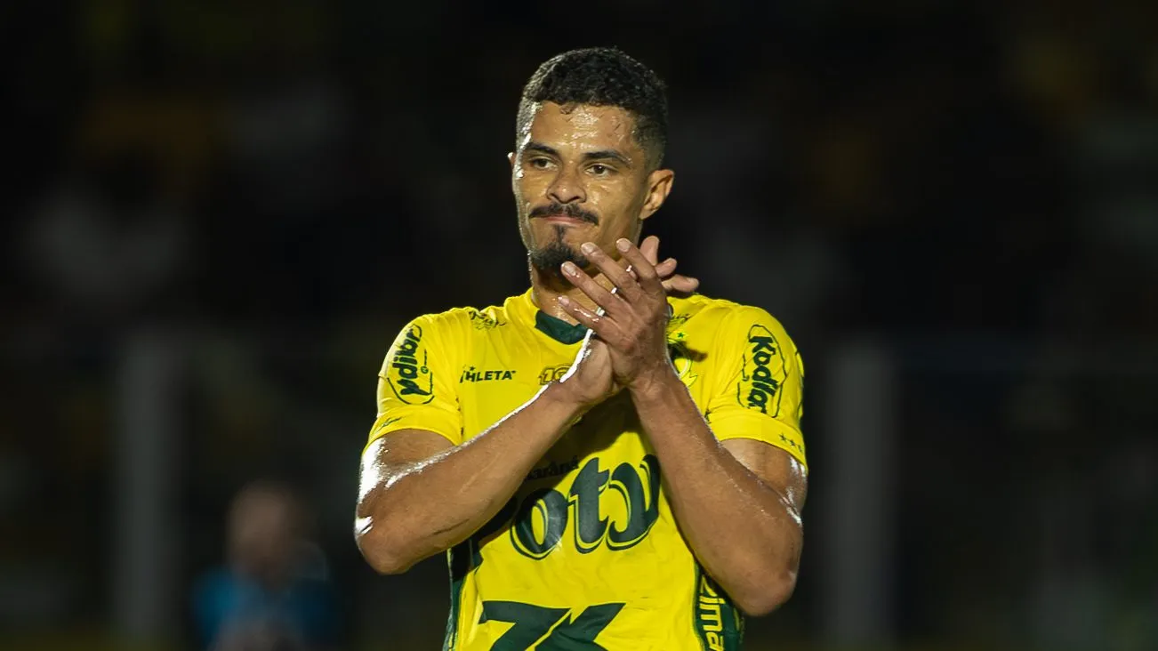 Lucas Ramon jogador do Mirassol durante partida contra o Palmeiras no estadio Jose Maria de Campos Maia pelo campeonato Brasileiro A 2025. Foto: Joisel Amaral/AGIF