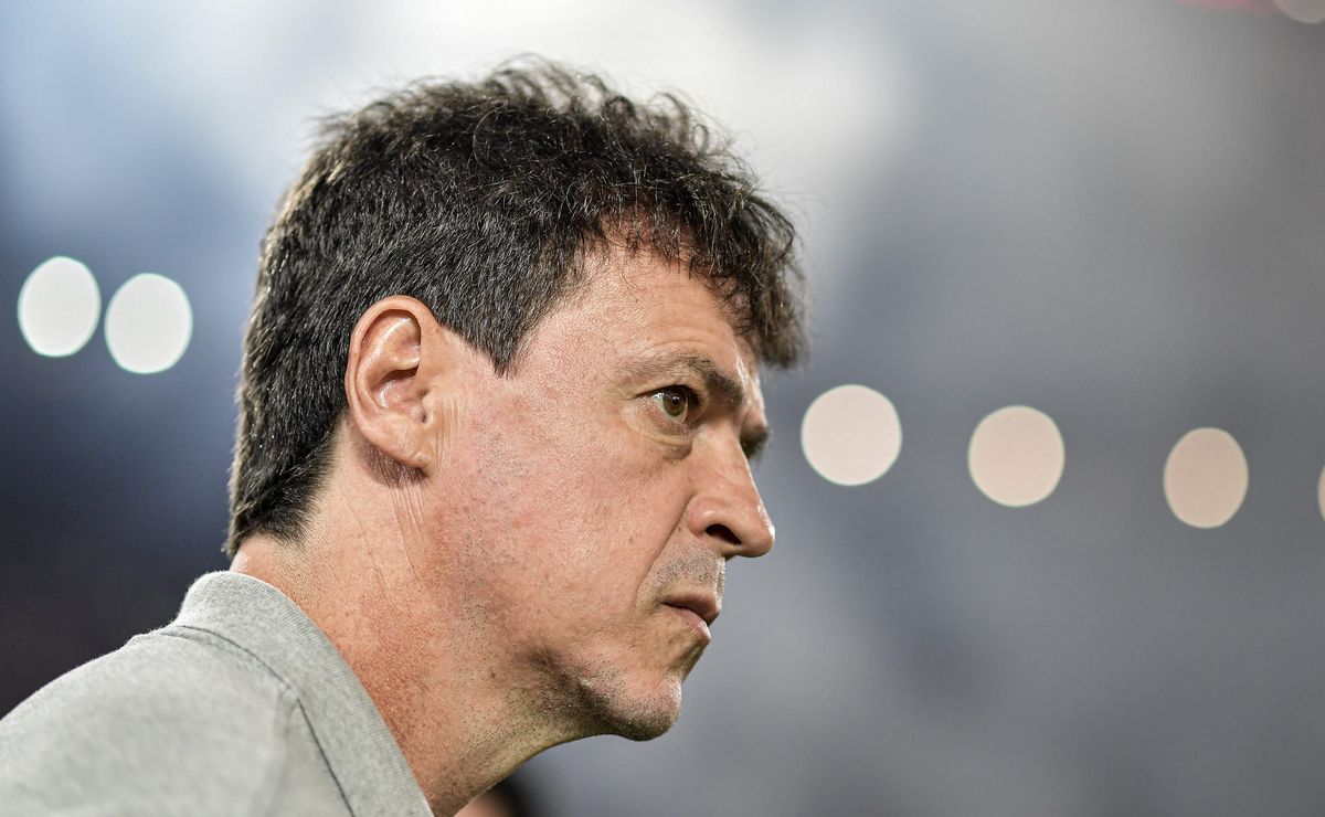 Fernando Diniz acaba de receber processo de sócia do Vasco por bronca nos jogadores contra o Mirassol