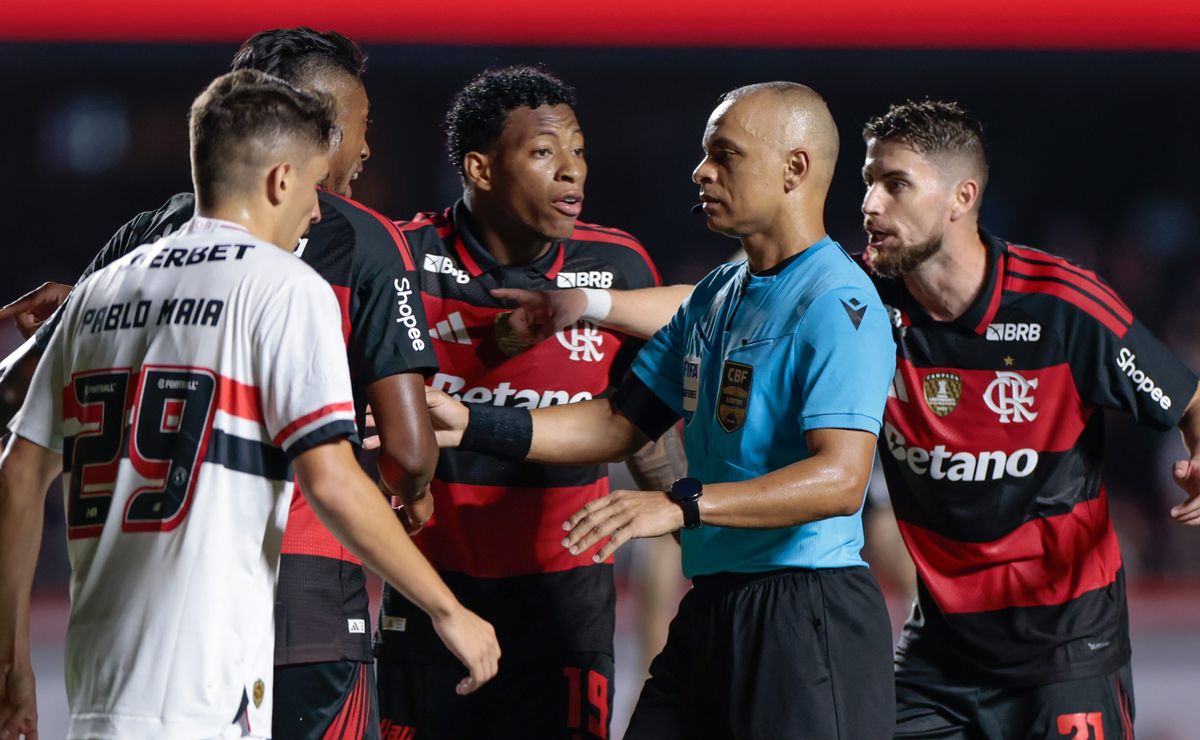 Tiago Leifert ironiza a Globo após lance polêmico em São Paulo x Flamengo