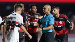 SP - SAO PAULO - 28/01/2026 - BRASILEIRO A 2026, SAO PAULO X FLAMENGO - jogadores do Flamengo reclamam com a arbitragem durante partida contra o Sao Paulo no estAdio Morumbi pelo campeonato Brasileiro A 2026. Foto: Marcello Zambrana/AGIF