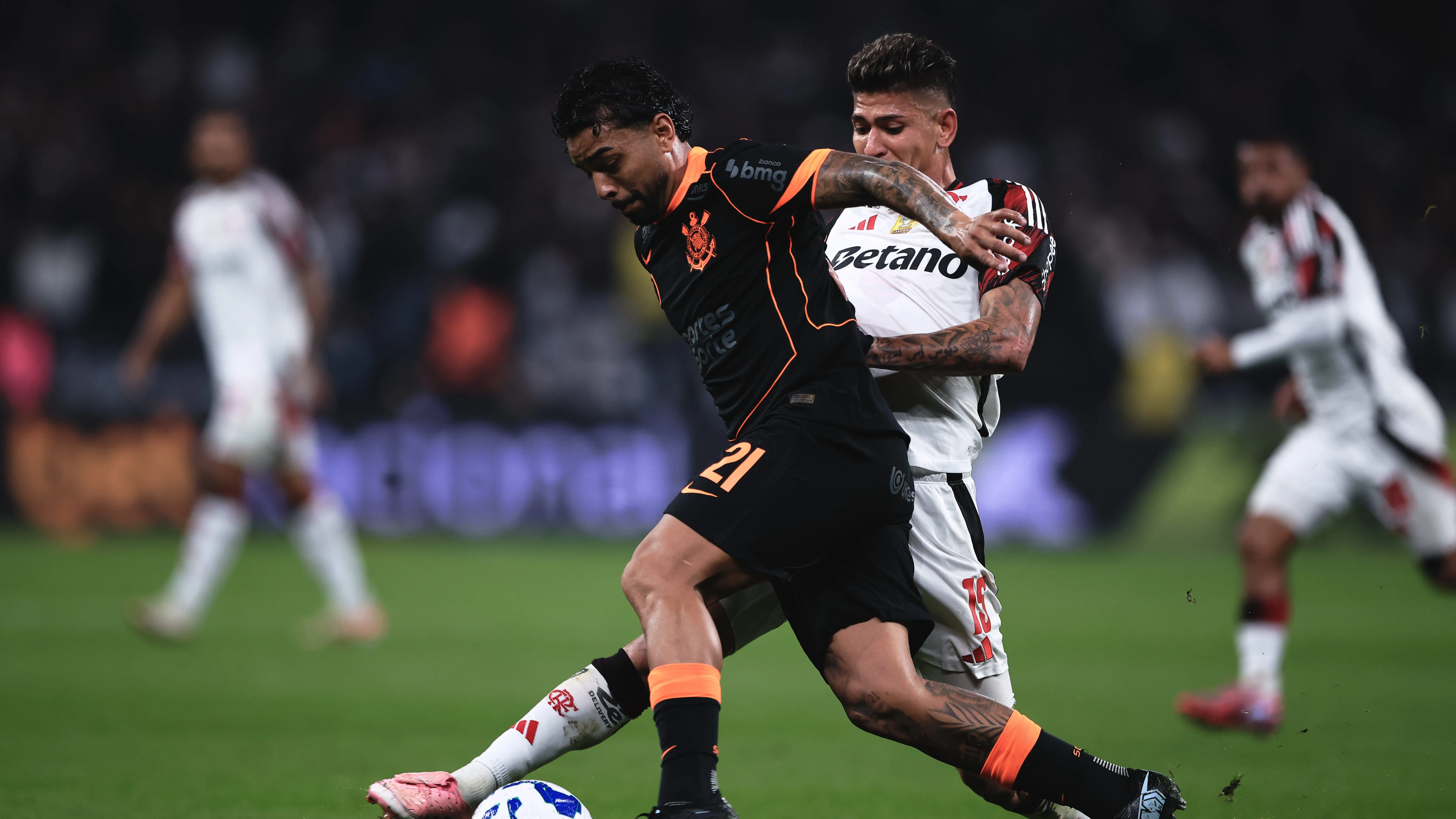 SP – SAO PAULO – 28/09/2025 – BRASILEIRO A 2025, CORINTHIANS X FLAMENGO – Matheus Bidu jogador do Corinthians disputa lance com Carrascal  jogador do Flamengo durante partida no estadio Arena Corinthians pelo campeonato Brasileiro A 2025. Foto: Ettore Chiereguini/AGIF